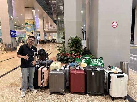 공항에서 여러 고객의 여행가방과 함께 있는 SafeBTS 현장 사진
