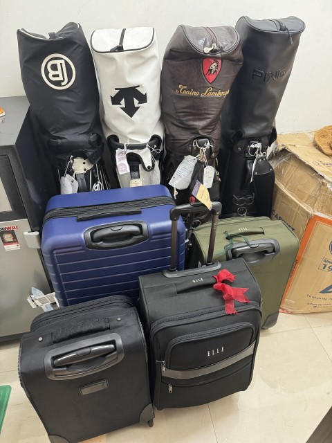 골프백과 캐리어를 함께 보관 중인 SafeBTS 현장 사진